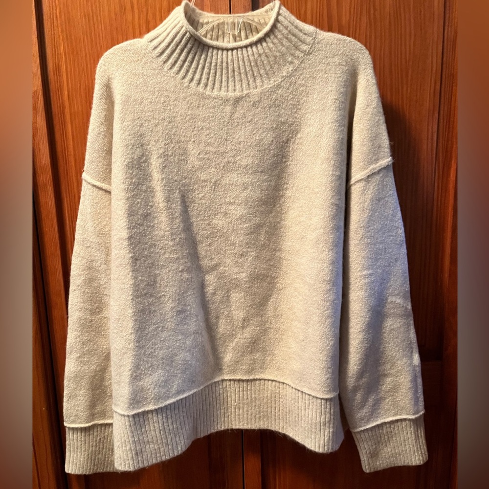 Universal Threads off white sweater/tunic